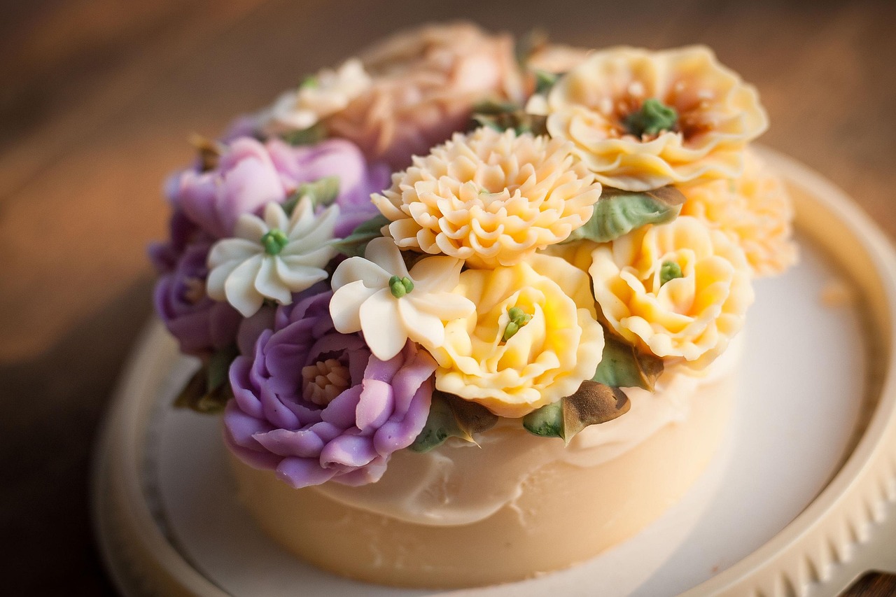 フラワーケーキ（クリームの花びらデコレーション）